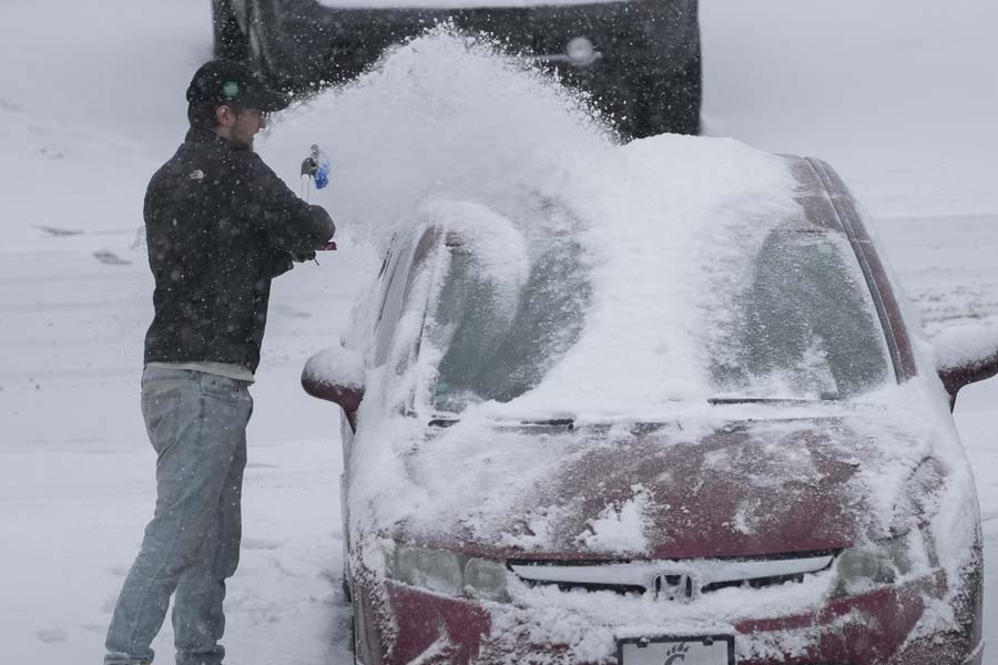 Massive winter snow storm hits in US, few states declare emergency 