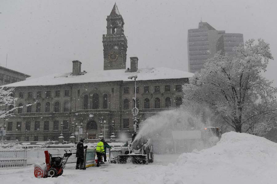 Massive winter snow storm hits in US, few states declare emergency 