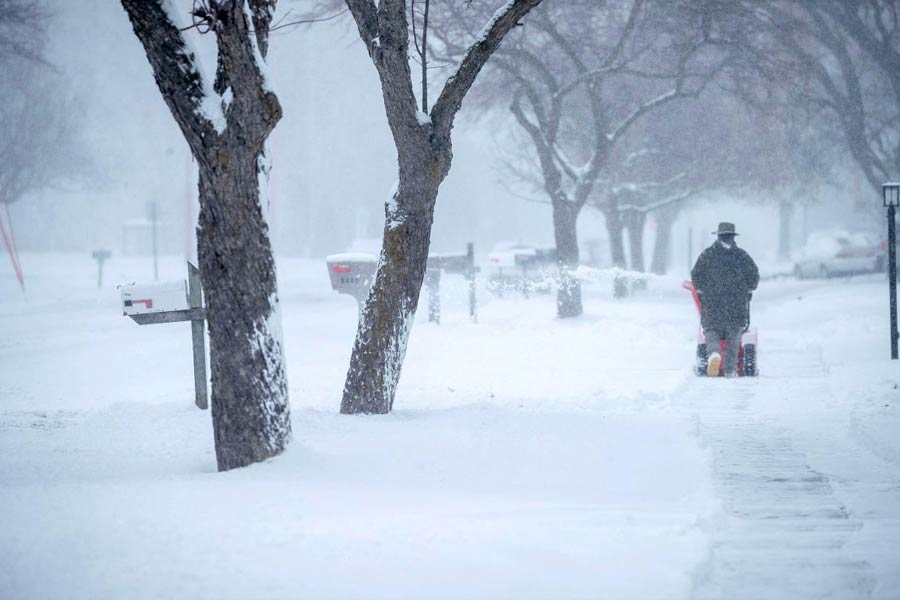 Massive winter snow storm hits in US, few states declare emergency 