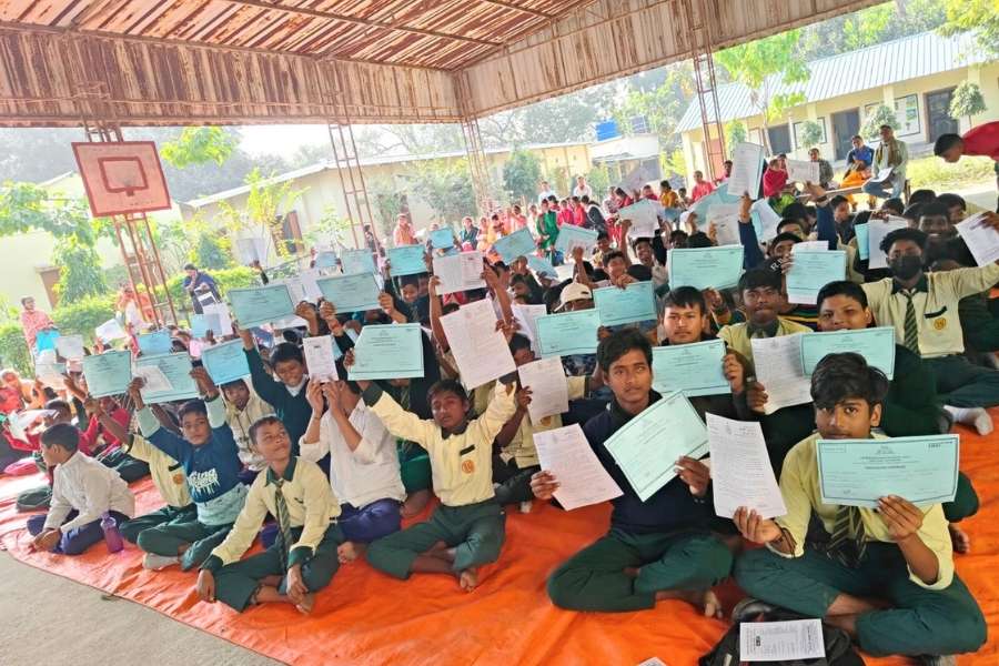 ‘গ্র্যাজুয়েশন সার্টিফিকেট’ হাতে পড়ুয়ারা।