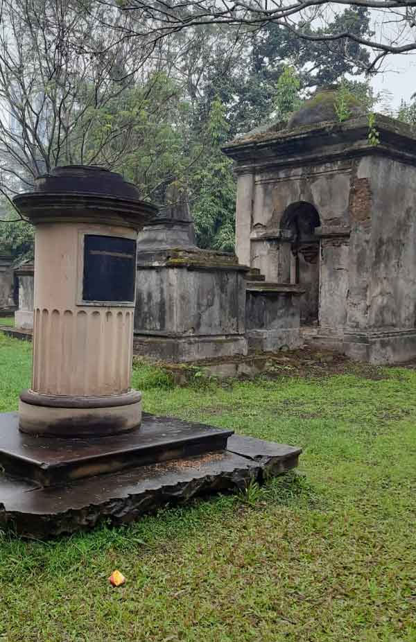 পার্ক স্ট্রিট গোরস্থানে জন ট্যালবট শেক্সপিয়রের স্মারক স্তম্ভ।