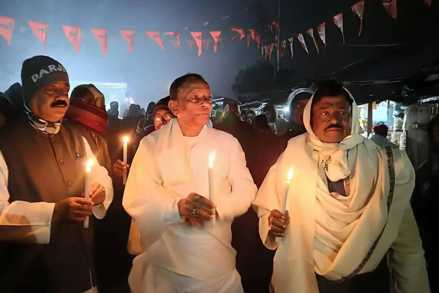 নন্দীগ্রামে শহীদ স্মরণ কর্মসূচিতে প্রাক্তন মন্ত্রী অখিল গিরির দু’পাশে (বাঁ দিকে) আবু তাহের এবং সেখ সুফিয়ান।