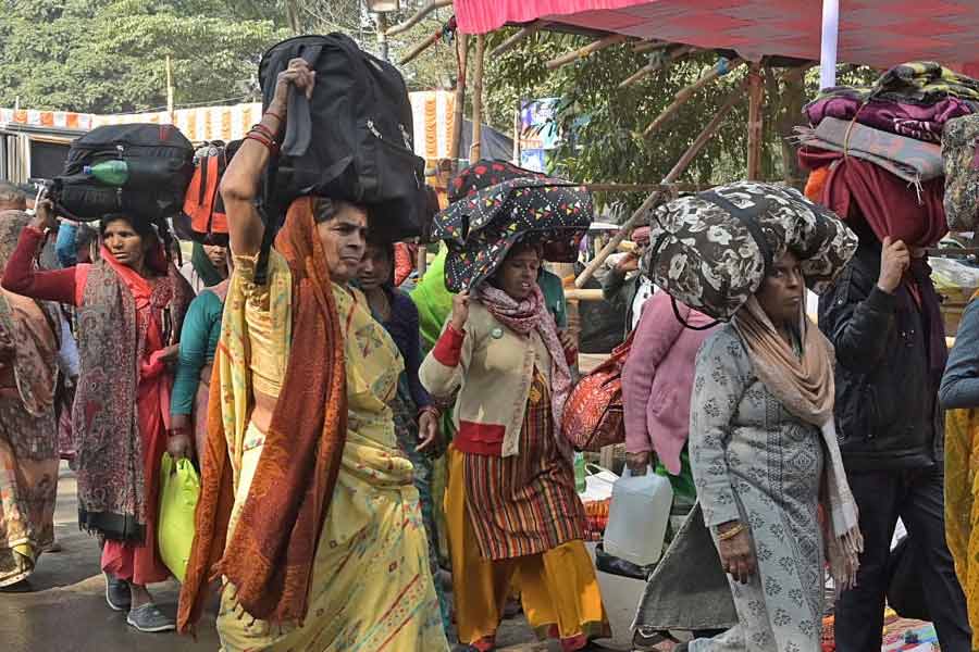 বাবুঘাটের ট্রানজ়িট ক্যাম্পে পুণ্যার্থীরা। বুধবার।