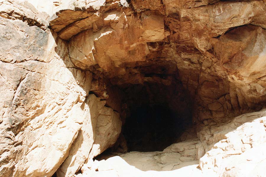 গুহার ছবি।