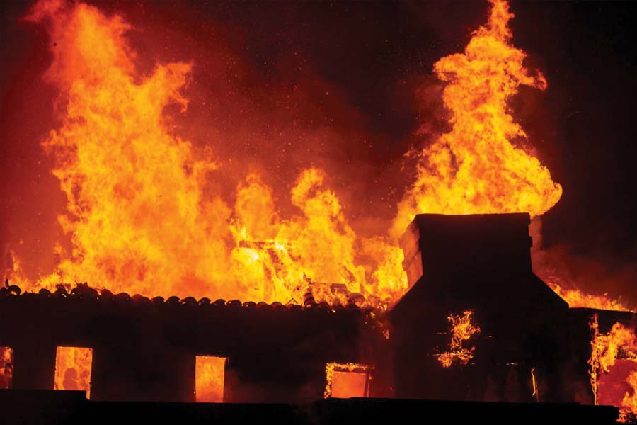 Images of wildfire around Los Angeles and details of the disaster