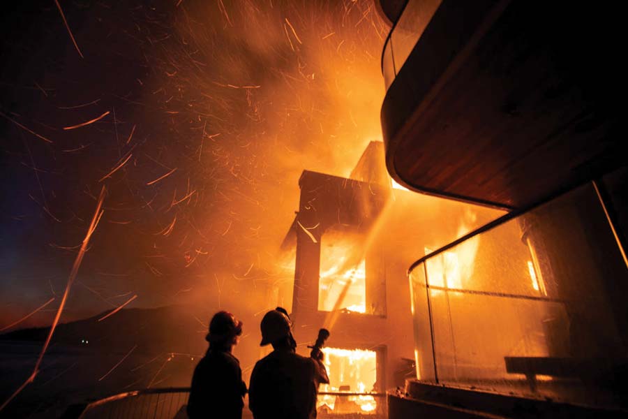 Images of wildfire around Los Angeles and details of the disaster