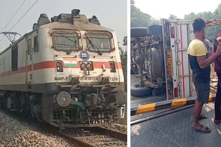 Rajdhani express stuck in dhoopguri as van turned down into rail line dgtld