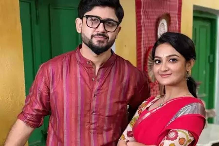‘মিত্তির বাড়ি’ ধারাবাহিকে আদৃত রায়, পারিজাত চৌধুরী।