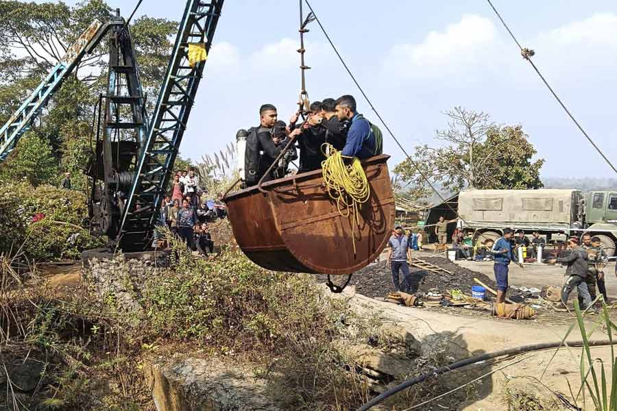 সোমবার অসমের পরিত্যক্ত কয়লা খনিতে আটকে পড়েন ৯ জন। তাদের মধ্যে চার জনের দেহ এখনও পর্যন্ত উদ্ধার হয়েছে।