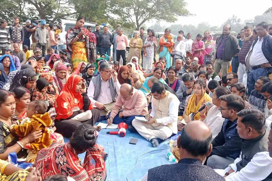 পোলবায় পাড়া বৈঠকে জেলা শাসক।