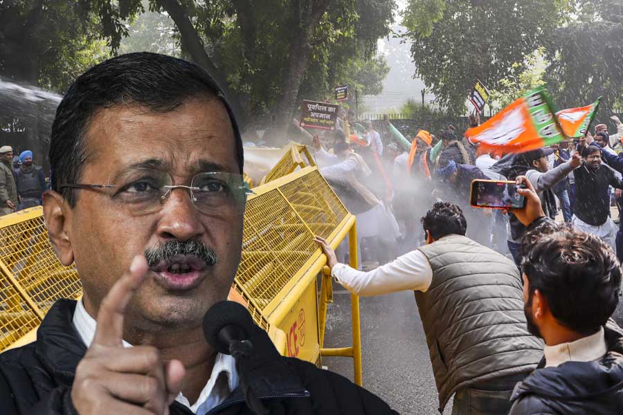 Water canon used as BJP protests Arvind Kejriwal\'s ‘insult to Purvanchalis’ ahead of assembly election