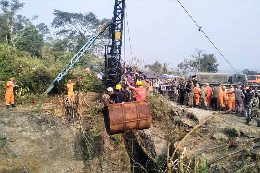 অসমের অবৈধ কয়লাখনিতে আটকে পড়া শ্রমিকদের উদ্ধারের চেষ্টা চলছে।