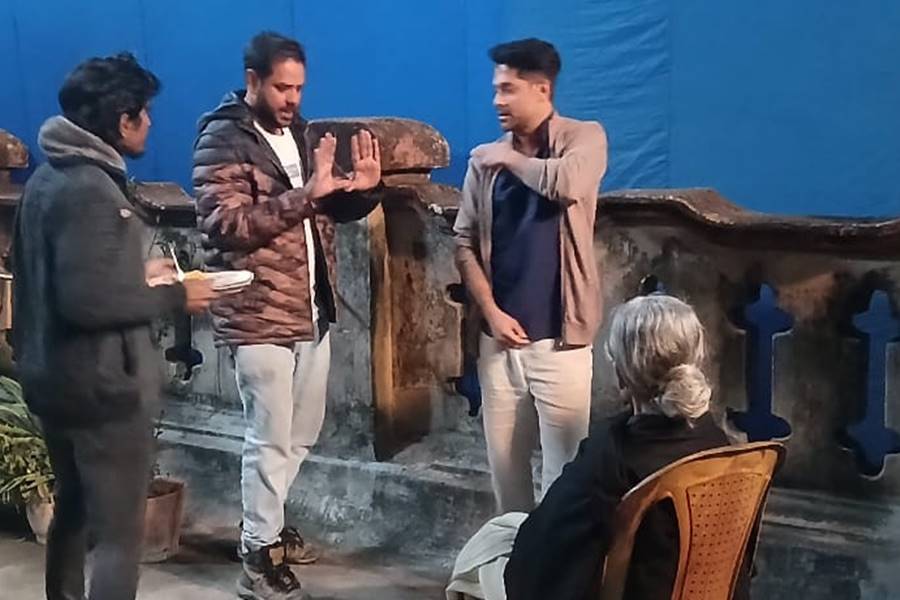 পরিচালক তথাগত মুখোপাধ্যায়ের মুখোমুখি বিক্রম চট্টোপাধ্যায়, অনসূয়া মুজুমদার।