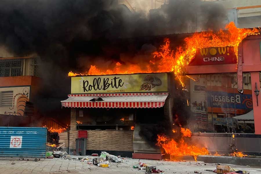 এই ‘ফুড কোর্ট’-এ আগুন লাগে। 