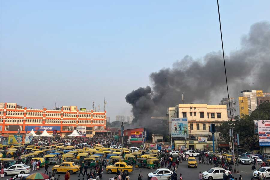 বিকেলে হঠাৎ কালো ধোঁয়ায় ঢাকে স্টেশন চত্বর।