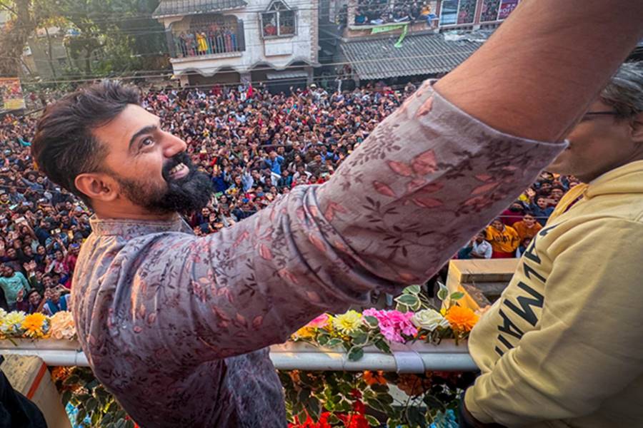 ‘খাদান’ ছবির প্রচারে গিয়ে জনজোয়ারে ভেসেছেন দেব।