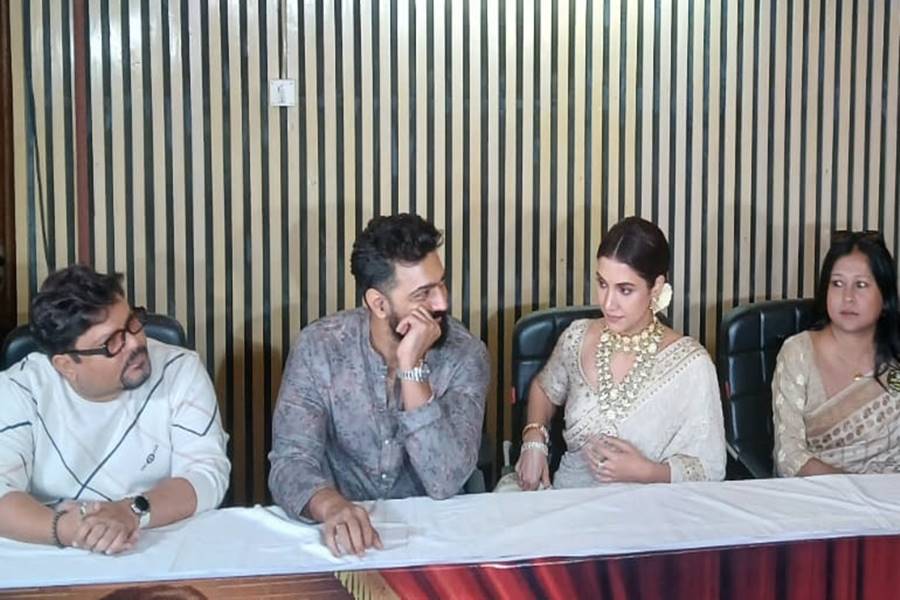 পরিচালক রামকমল মুখোপাধ্যায়, দেব, রুক্মিণী, পোশাক পরিকল্পক সুচিস্মিতা।