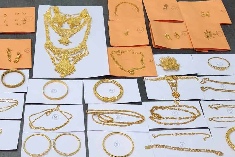 Two arrested in connection with the theft of gold and diamond jewelery worth crores of rupees from a bank locker in Park Street dgtl