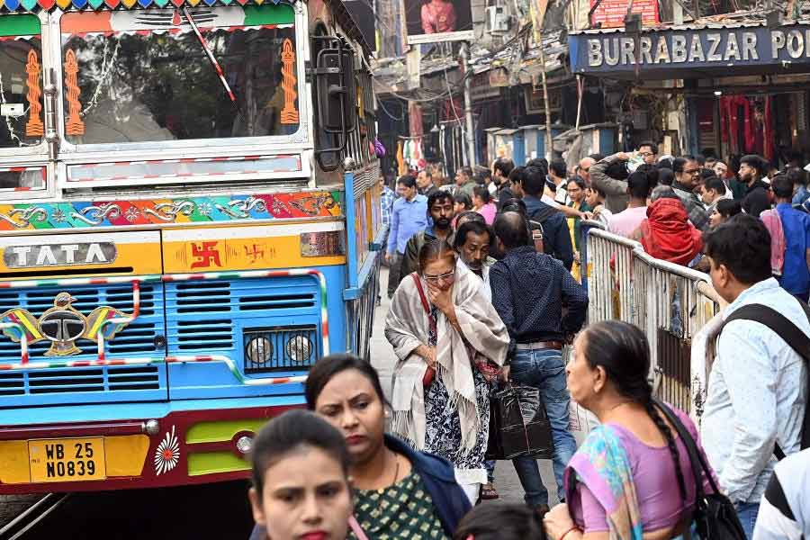 গা ঘেঁষে: শুক্রবার মহাত্মা গান্ধী রোডের এখানেই মিনিবাসের ধাক্কায় মৃত্যু হয়েছিল এক পথচারীর। শনিবারও সেখানে একই রকম ভাবে রাস্তার উপরে দাঁড়িয়ে মানুষজন।