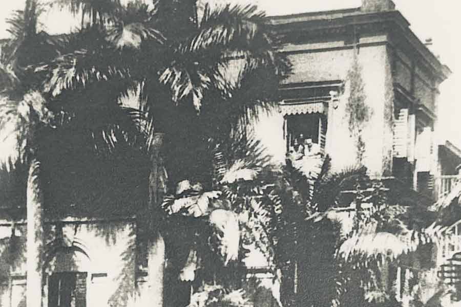 ডান দিকে, হাওয়া-অফিসে প্রশান্তচন্দ্রের সরকারি আবাস।
