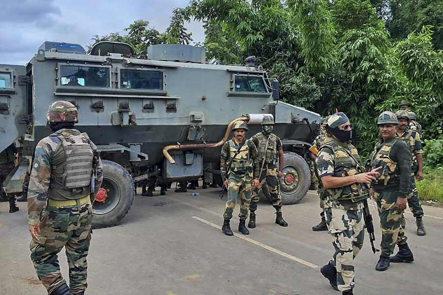 অশান্ত মণিপুরে টহল কেন্দ্রীয় বাহিনীর।