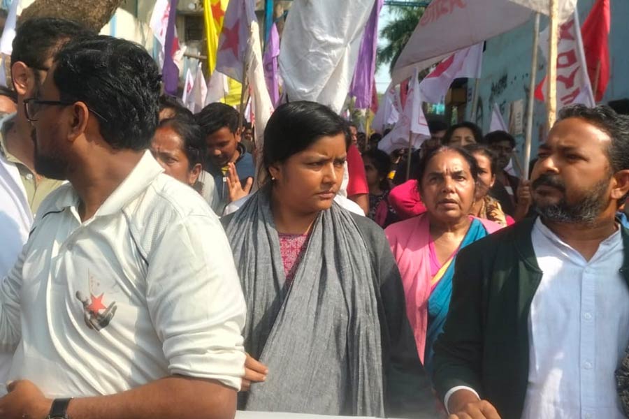 Minakshi Mukherjee and other DYFI leadership shows protest at Midnapore Medical College dgtld