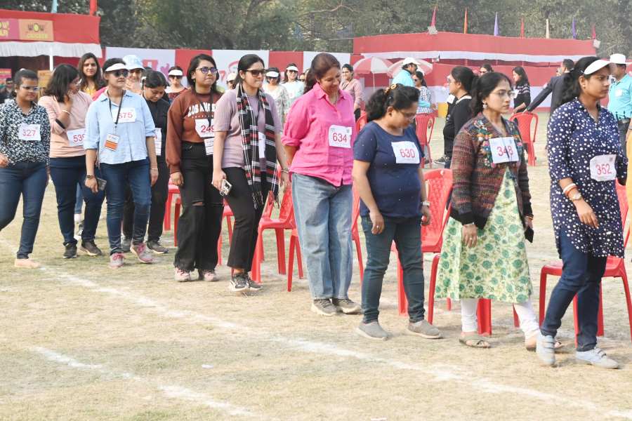মহিলাদের মিউজ়িক্যাল চেয়ারের একটি মুহূর্ত।