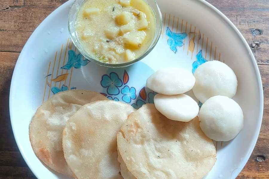 কাখরা আর গড়গড়া পিঠে। সঙ্গে আলুর সাদা তরকারি। বাঁকুড়ার বিশেষ এই পিঠে জি আই তকমা পাওয়ার অপেক্ষায়।