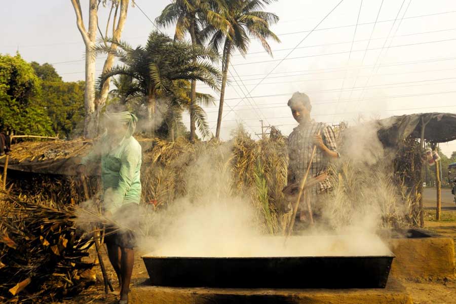 আজকাল গ্রাম বাংলার নানা প্রান্তে গুড়ের শালে দেখা যায় বড় বড় আয়তাকার ধাতব পাত্রে রস থেকে গুড় জ্বাল দেওয়ার চিত্র।