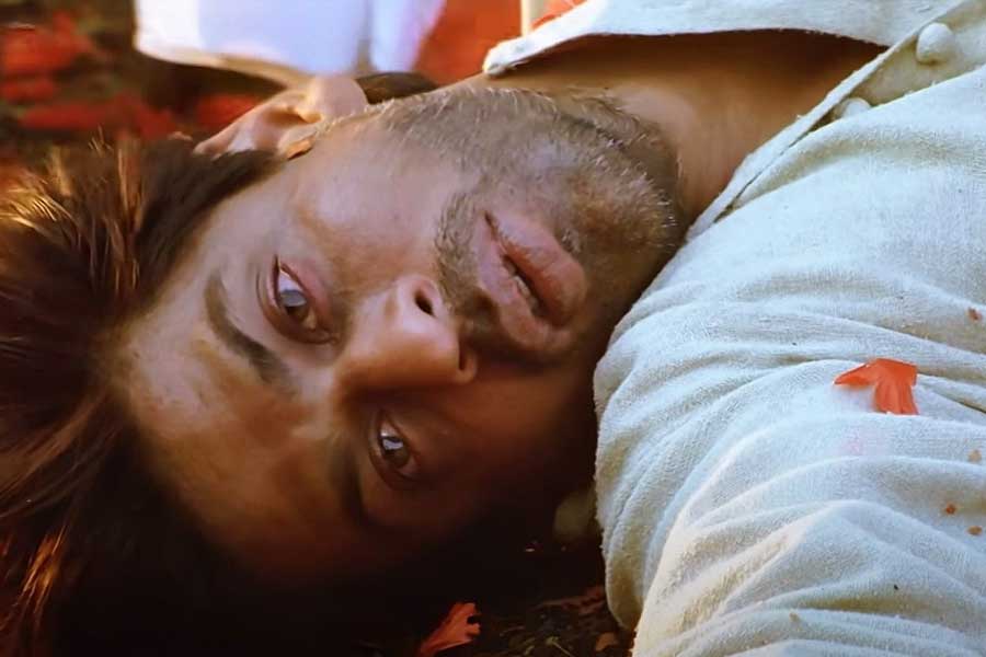 Shah Rukh Khan Applied A special Thing on his face for Devdas iconic death scene