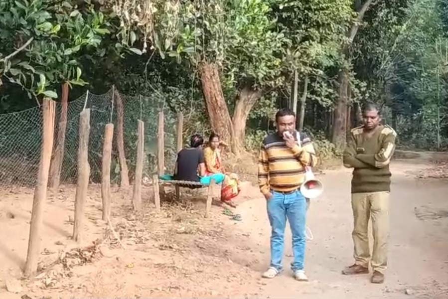 A primary school has been kept closed due to fear of Tiger in Jhargram dgtld