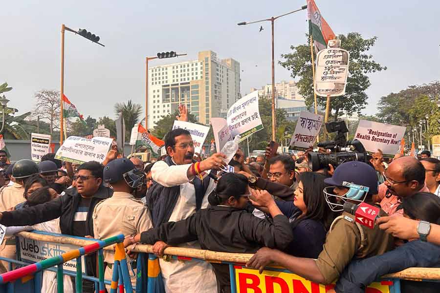 Congress marches to Swasthya Bhaban over Saline fiasco