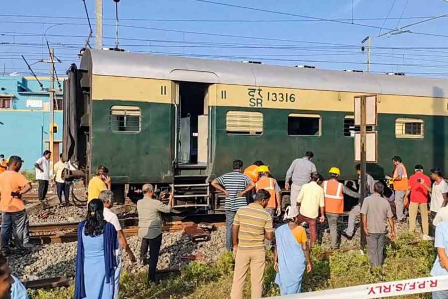 5 coaches of Villupuram-Puducherry passenger train derailed in Tamil Nadu