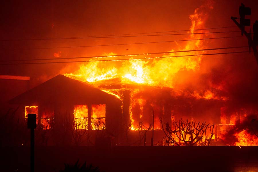 Millionaires in Los Angeles are spending 1 lakh 70 thousand per hour to save their homes from wildfire dgtl