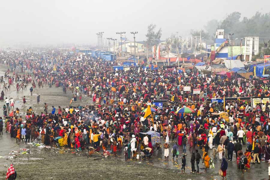 Countless devotees arrive at Gangasagar Mela from various parts of the country dgtld