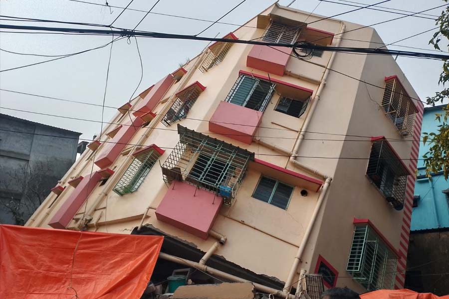 হেলে পড়া সেই ফ্ল্যাটবাড়ি।