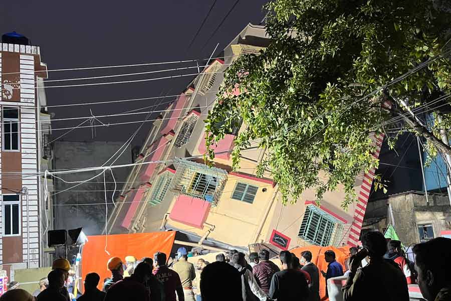 ঘটনাস্থলে রয়েছে পুলিশ, পুরসভা, দমকল এবং বিপর্যয় মোকাবিলা বাহিনীর সদস্যেরা।