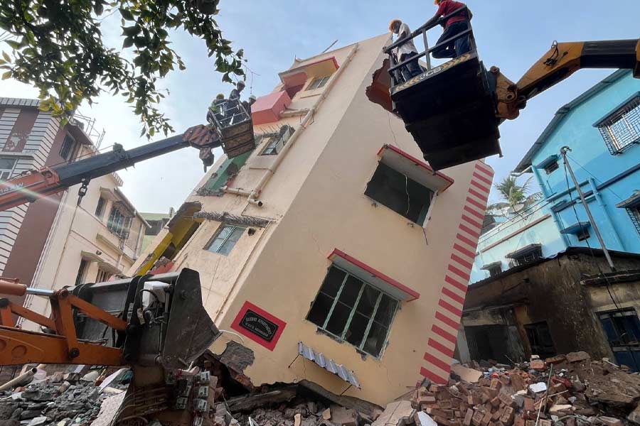 Several question rises on role of Promoter after KMC starts demolishing the leaning flat building of Baghajatin dgtl