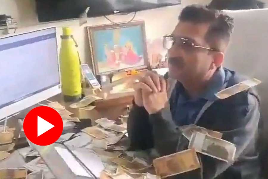 Video of protesters throw bundle of currency note on govt officer went viral