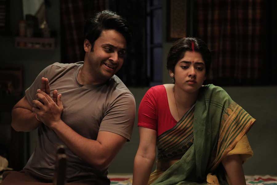 Review of Bengali movie Pataligunjer Putul Khela starring Paran Bandopadhyay