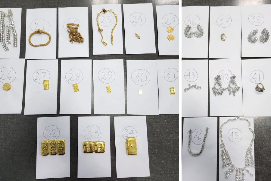 মঙ্গলবার রাতে কসবার ফ্ল্যাট থেকে গয়নার পাশাপাশি বাজেয়াপ্ত হয়েছে সোনার বার এবং স্বর্ণমুদ্রাও।