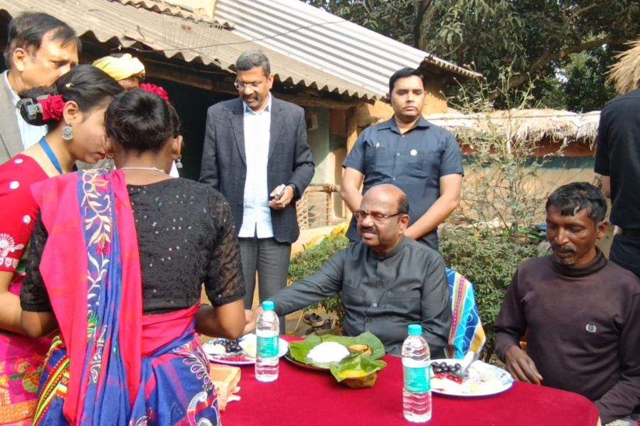 Governor CV Ananda Bose eats pitha and rice cakes in Purba Bardhaman dgtld