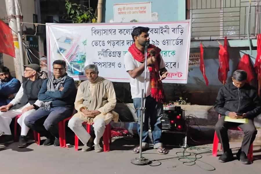 বেআইনি নির্মাণের প্রতিবাদে বিদ্যাসাদর কলোনি এলাকায় বামেদের প্রতিবাদ সভা। কলকাতার ৯৯ নম্বর ওয়ার্ডে।