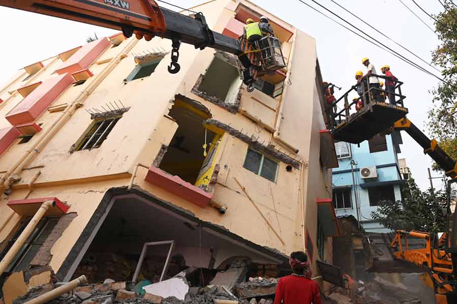 বিপত্তি: চলছে হেলে পড়া বাড়ি ভাঙার কাজ। বুধবার, নেতাজিনগরে।