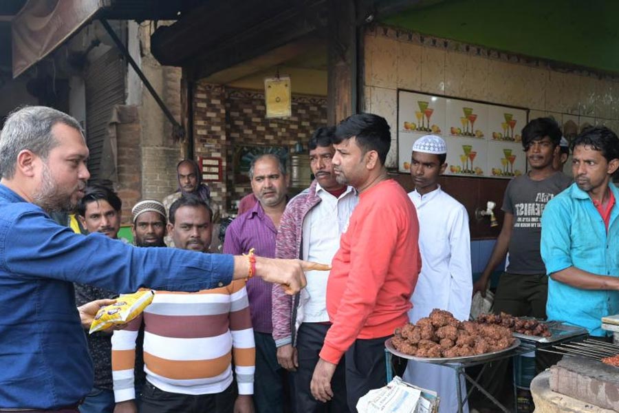 খাবারের দোকান পরিদর্শন জেলা খাদ্য সুরক্ষা আধিকারিকের। সিউড়ি বাস স্ট্যান্ড এলাকায়। বুধবার।