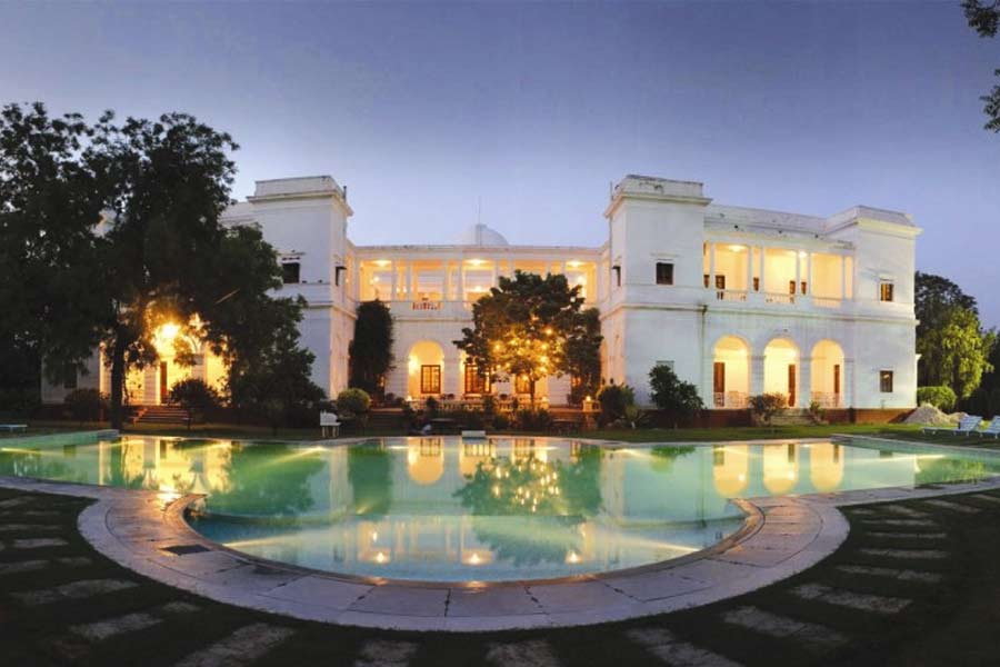 প্রায় ১০ একর জমির উপর তৈরি হয়েছিল পটৌদী প্যালেস। এই প্রাসাদে নাকি দেড়শো ঘর রয়েছে। প্রতিটি ঘরেই নবাবিয়ানার ছোঁয়া। ভারতের প্রাক্তন ক্রিকেটার নবাব ইফতিকর আলি খান পটৌদী বানিয়েছিলেন পটৌদী প্যালেস।