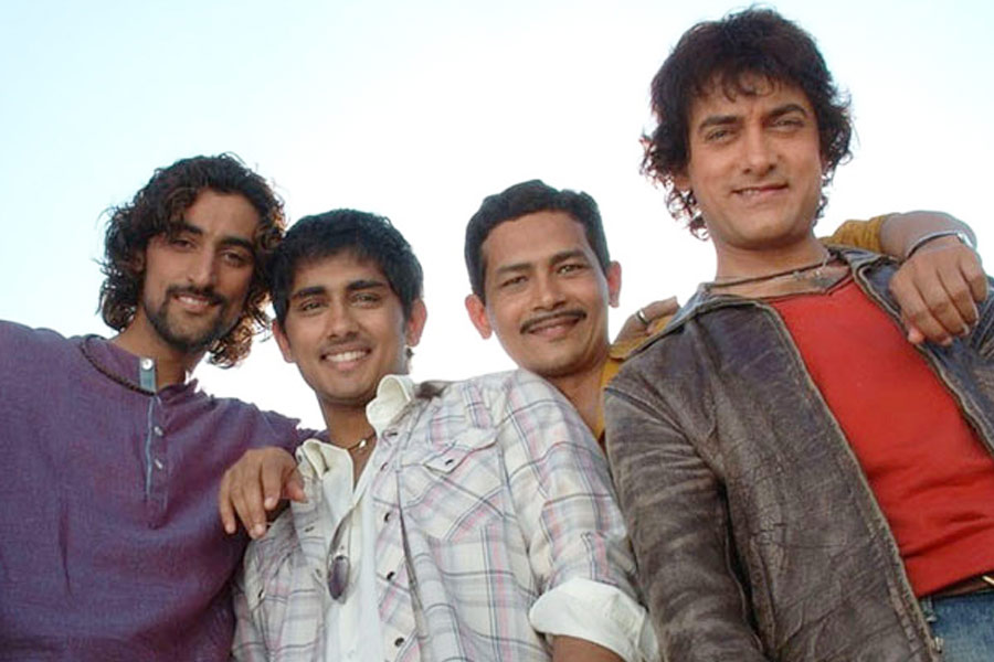 ২০০৬ সালে রাকেশ ওমপ্রকাশ মেহরার পরিচালনায় মুক্তিপ্রাপ্ত ছবি ‘রং দে বসন্তি’তে মুখ্য ভূমিকায় অভিনয় করেন আমির। ছবিতে অভিনয় করতে দেখা যায় পটৌদী পরিবারের কন্যা সোহা আলি খানকেও। বলিপাড়া সূত্রে খবর, এই ছবির গুটিকতক দৃশ্যের শুটিং হয় সইফের প্রাসাদে।