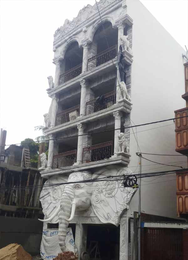 সন্তোষপুর অ্যাভিনিউ এলাকায় তৃণমূল কাউন্সিলরের নির্মীয়মাণ বাড়িটি হাতি বাড়ি বলেই পরিচিত।