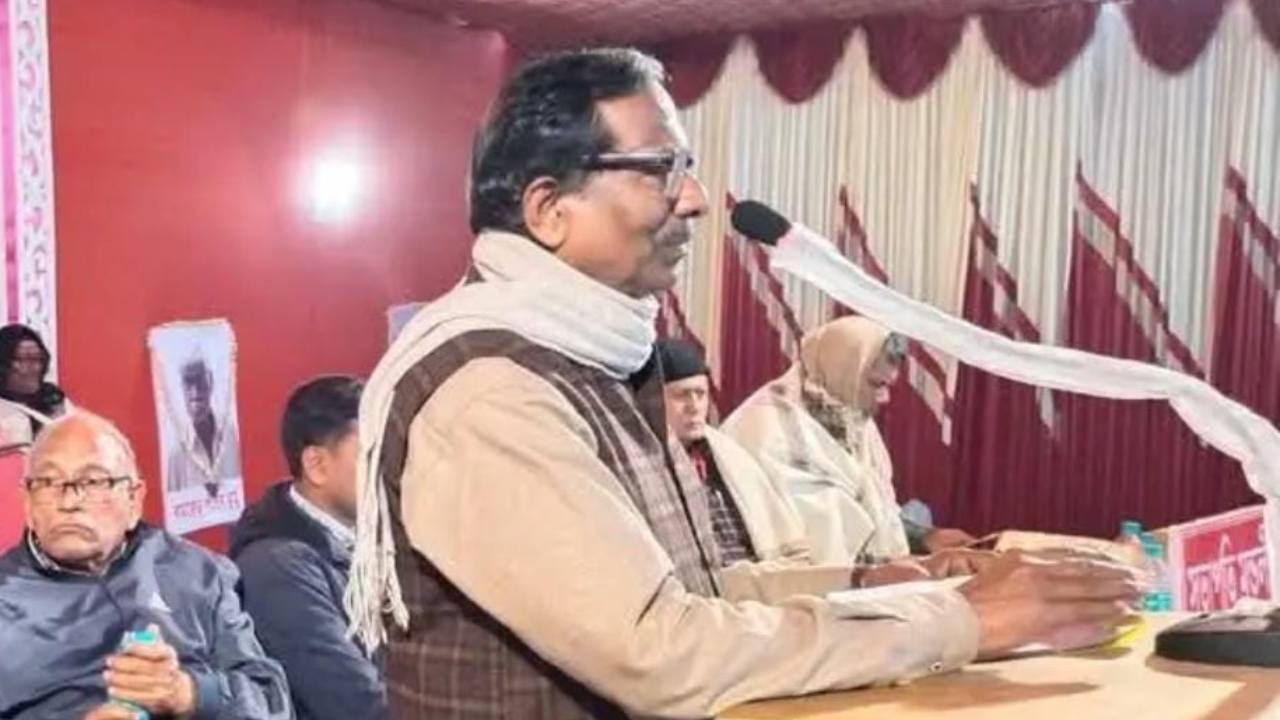 মালদহ জেলা সম্মেলনে বক্তৃতা করছেন অম্বর মিত্র।