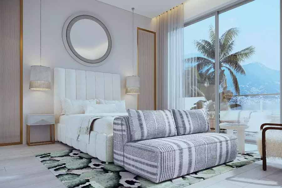 পাঁচটি বেডরুমের পাশাপাশি এই বাংলোয় রয়েছে চারটি শৌচালয়। বাংলোর সঙ্গে রয়েছে বিশাল বড় বাগান, গাড়ি রাখার জন্য আলাদা জায়গা। বাংলো রক্ষণাবেক্ষণের দায়িত্বে যাঁরা রয়েছেন, তাঁদের থাকার জন্য আলাদা ব্যবস্থা রয়েছে।